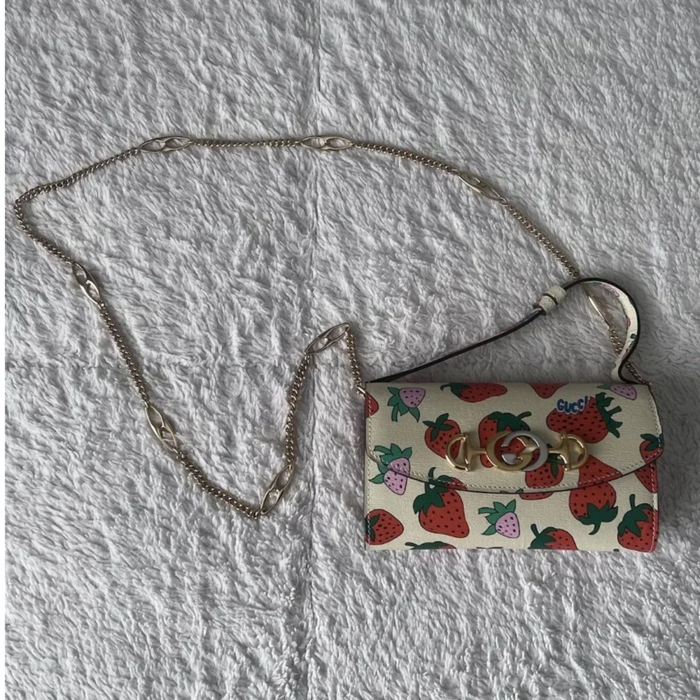 SOLDโค๏ธ ๐GUCCI Strawberry Print Zumi Leather Mini Shoulder Bag Cream & Red - Picture 6 of 11